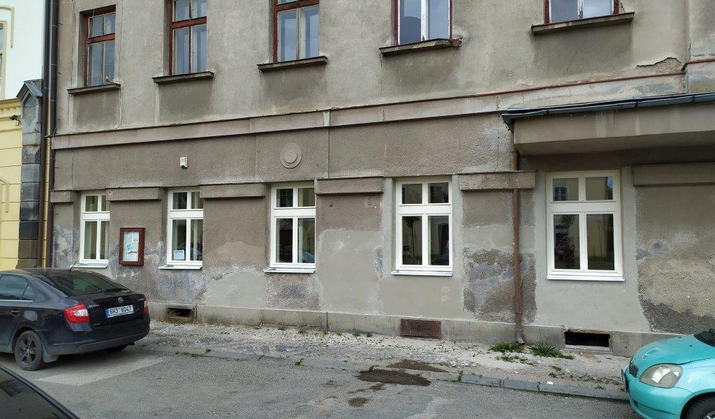 Výměna oken v kancelářích terénních pracovníků OSVZ v budově Guldova 67, Jaroměř – Josefov
