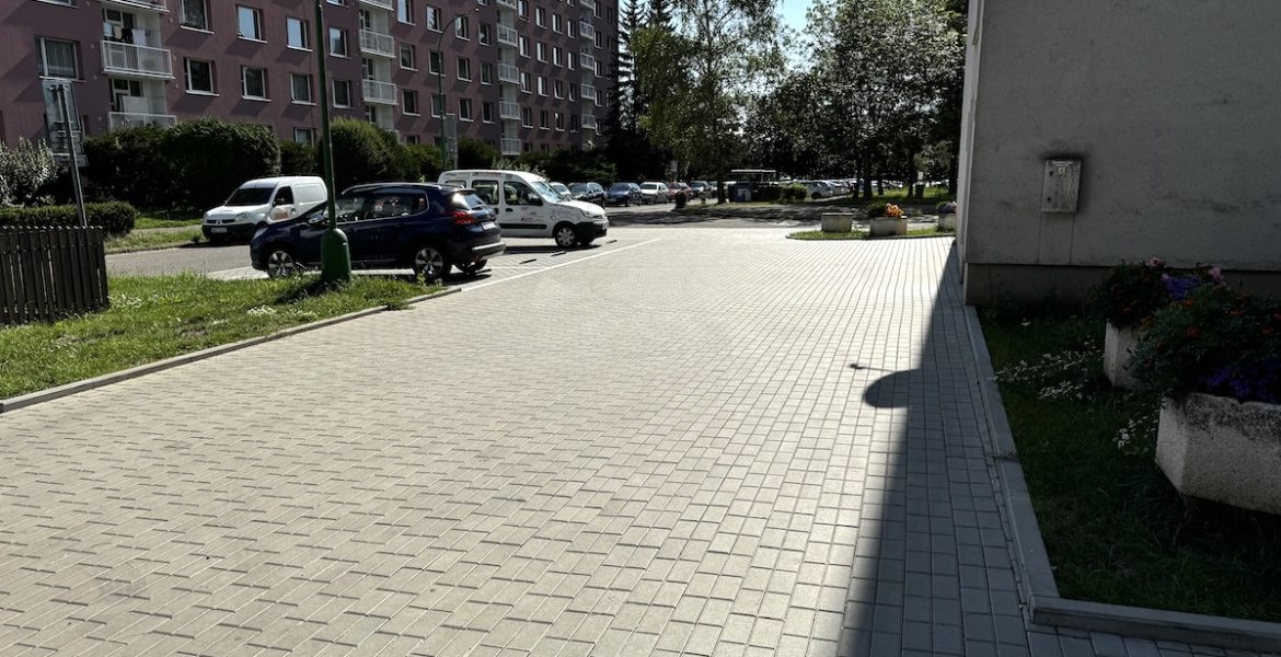 Oprava vjezdu a navazujícího chodníku v ul. J. Šímy – bezpečnost seniorů